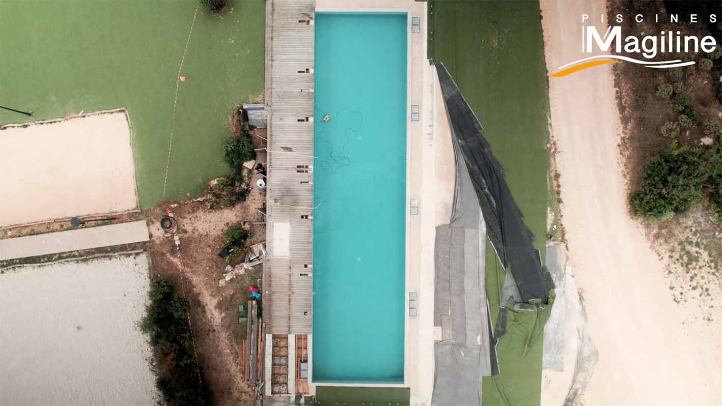 Plan drone de la piscine vue d’ensemble