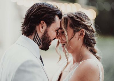 Photo, vidéo et duo photo + vidéo pour votre mariage à Aix-en-Provence 21 Maëlenn et Joffrey front contre front en train de rire pendant leur mariage