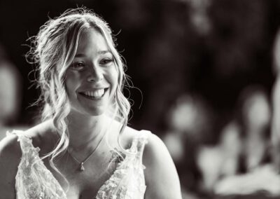 Photo, vidéo et duo photo + vidéo pour votre mariage à Aix-en-Provence 20 Portrait en noir et blanc de la mariée souriante pendant la réception