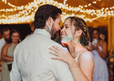 Photo, vidéo et duo photo + vidéo pour votre mariage à Aix-en-Provence 9 Les mariés dansent ensemble sous des guirlandes lumineuses pendant la soirée de mariage