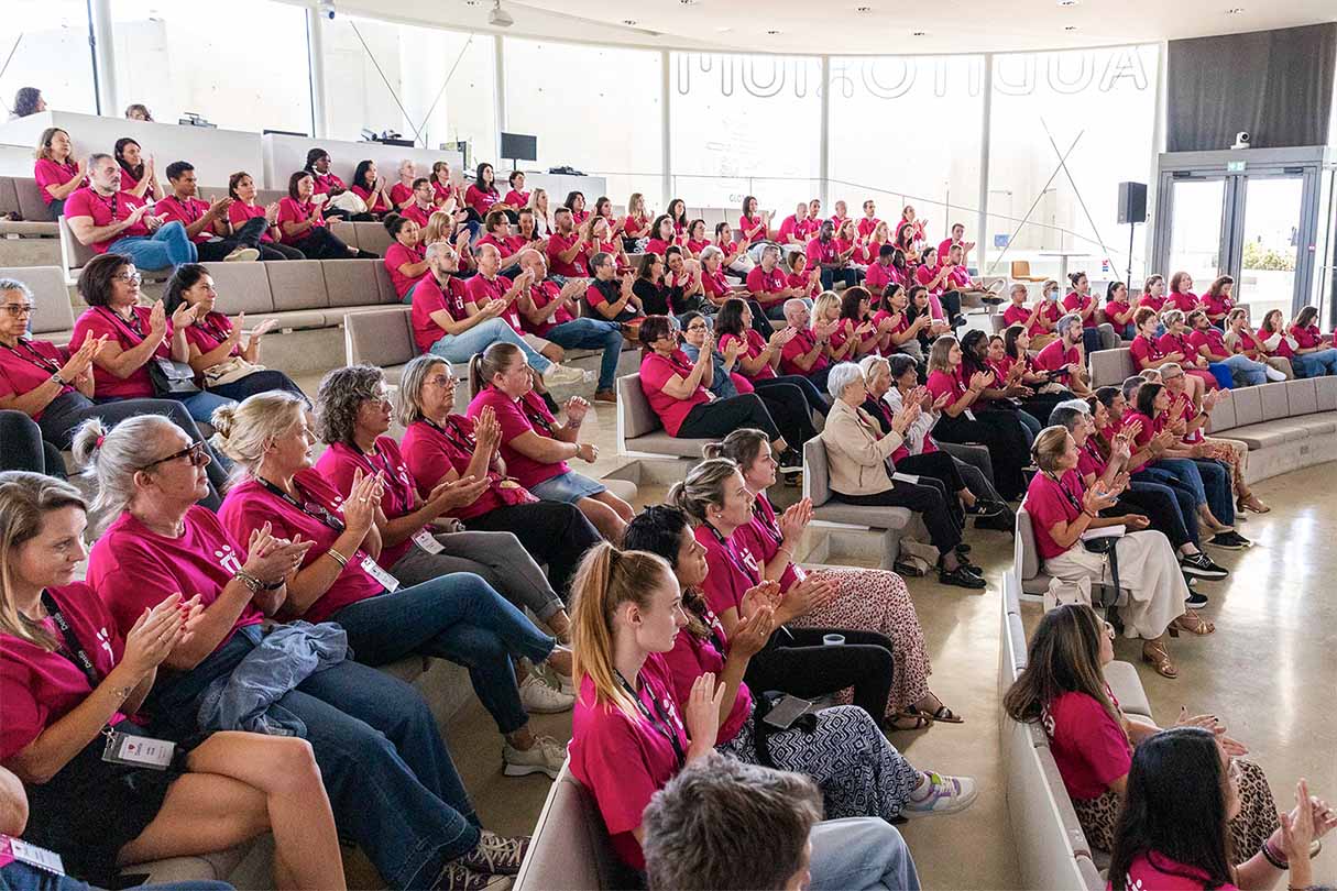 Public qui applaudit pendant un séminaire d’entreprise à The Camp Aix-en-Provence