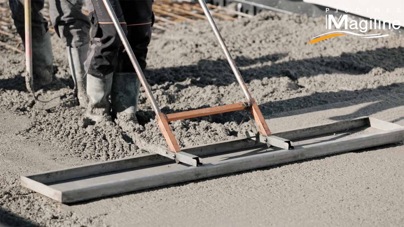 Ratisser le béton plan serré