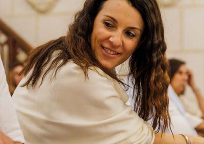 La maman de Léanza sourit en regardant sa fille pendant la cérémonie du baptême à Ensuès-la-Redonne