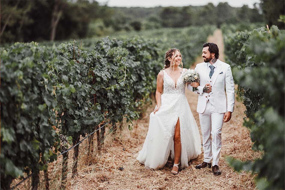 Film complet du mariage de Maëlenn et Joffrey à Aix-en-Provence Maëlenn et Joffrey marchent dans les vignes pendant leur séance couple