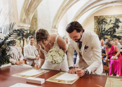 Photo, vidéo et duo photo + vidéo pour votre mariage à Aix-en-Provence 6 Les mariés signent les documents officiels pendant la cérémonie de mariage