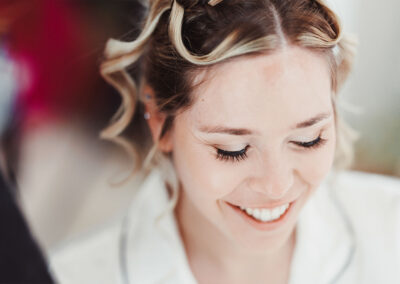Photo, vidéo et duo photo + vidéo pour votre mariage à Aix-en-Provence 12 Gros plan sur la mariée souriante pendant les préparatifs de son mariage