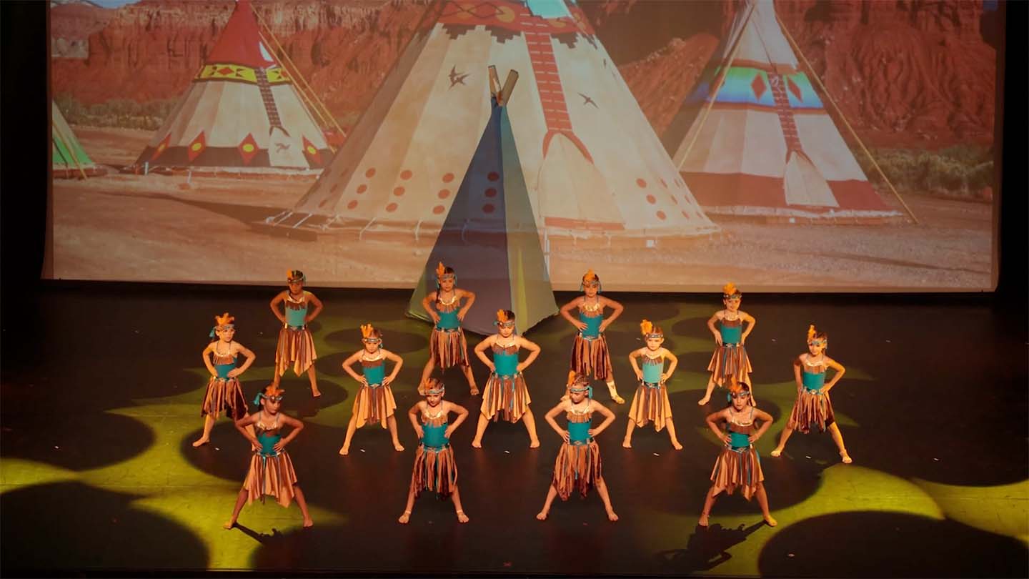 Portfolio - Nos réalisations photo & vidéo 13 Groupe de danseuses sur scène pendant le spectacle de fin d’année KDanse à Ensuès-la-Redonne
