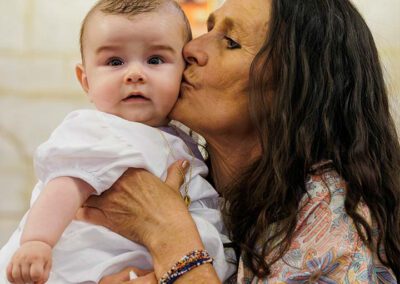 La grand-mère embrasse Léanza dans l’église pendant la journée de baptême à Ensuès-la-Redonne