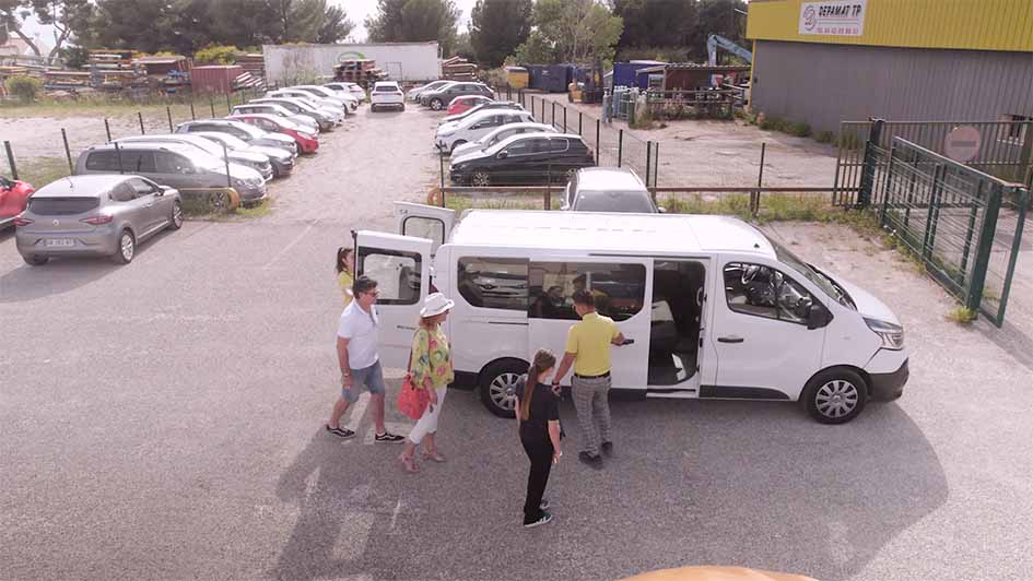 Vue aérienne au drone du parking Yellow Park à Vitrolles Vue aérienne au drone du parking Yellow Park à Vitrolles, avec la navette en zone de départ.