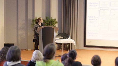 Intervenante présentant un support projeté lors de la rencontre territoriale 3C08