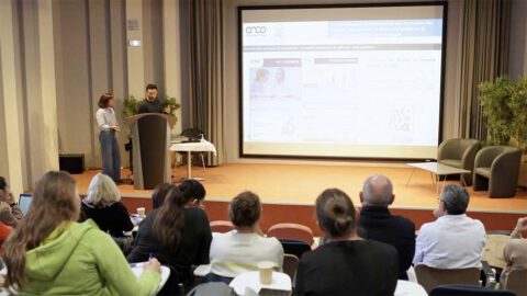 Présentation à deux intervenants devant l’écran de l’auditorium du CHIAP
