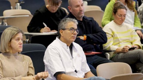 Participants et professionnels de santé assis dans l’auditorium du CHIAP