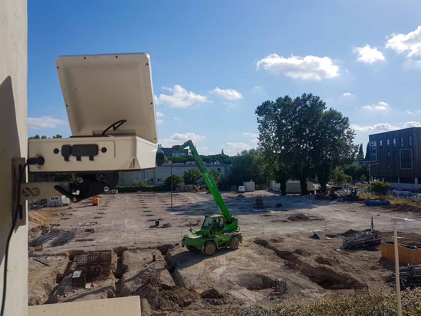 Première position de la caméra timelapse sur le chantier Phytocontrol à Nîmes Première position de la caméra timelapse installée en hauteur pour suivre le chantier du laboratoire Phytocontrol à Nîmes