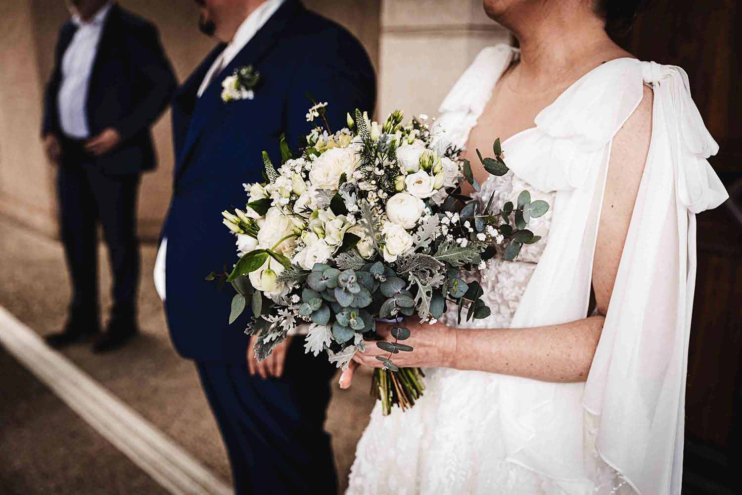 Bouquet de mariée à la sortie de l’église Bouquet de mariée photographié pendant un mariage à Aix-en-Provence