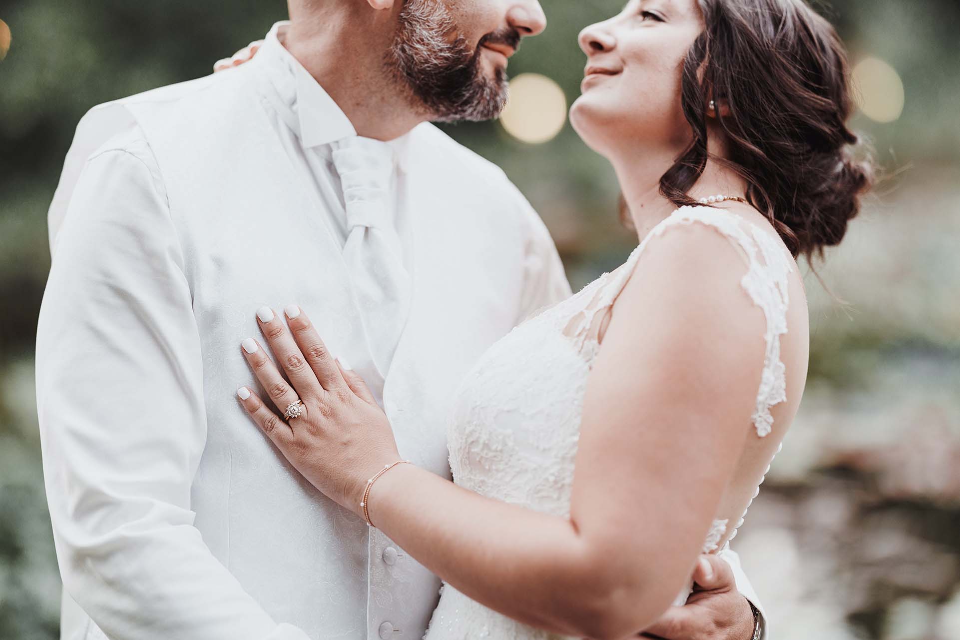 Film complet du mariage de Céline et David à Aix-en-Provence Céline et David enlacés pendant leur séance couple dans les rues d’Aix-en-Provence