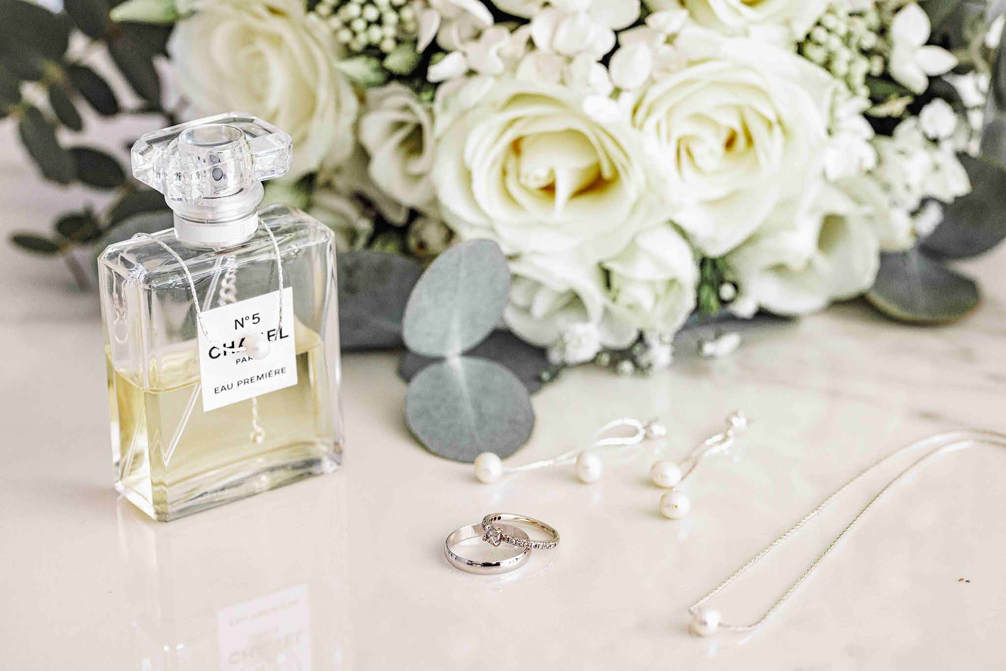 Photo, vidéo et duo photo + vidéo pour votre mariage à Aix-en-Provence 3 Parfum, alliances, bijoux et bouquet de mariée photographiés avant la cérémonie