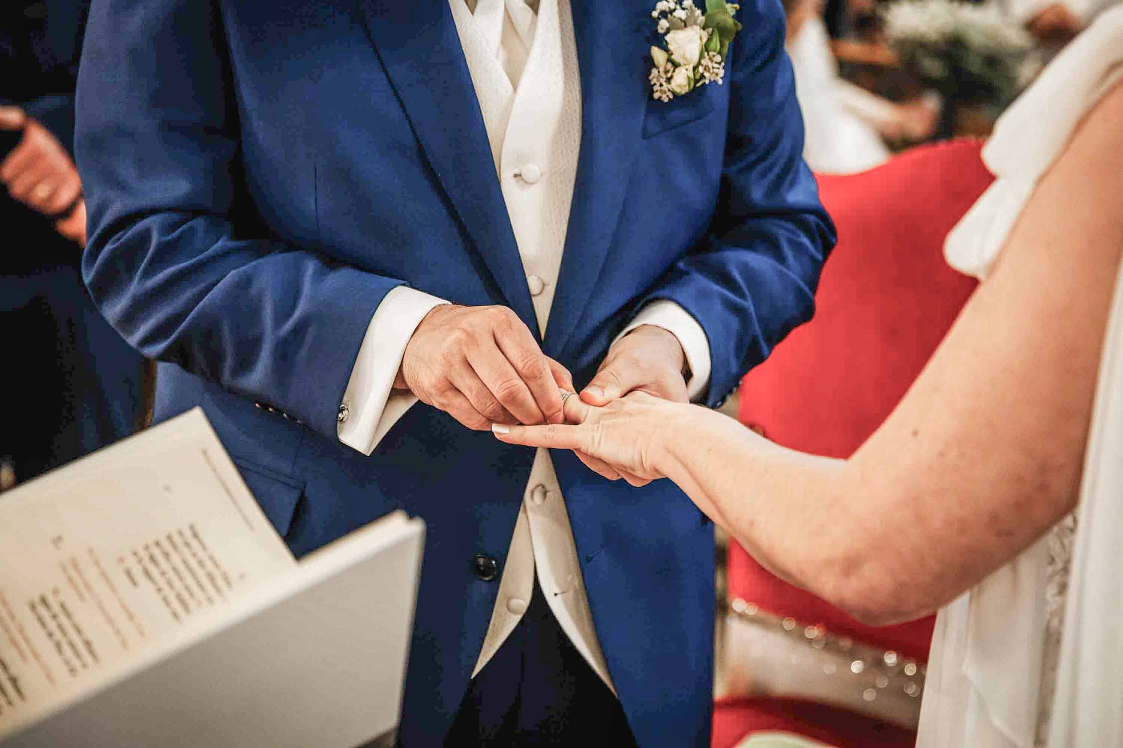 Échange des alliances à Notre-Dame de l’Arc Échange des alliances pendant un mariage religieux à Aix-en-Provence
