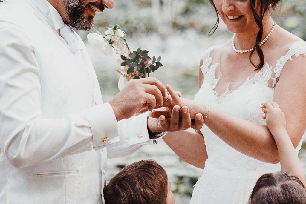 Portfolio mariage à Aix-en-Provence 10 Échange des alliances en famille