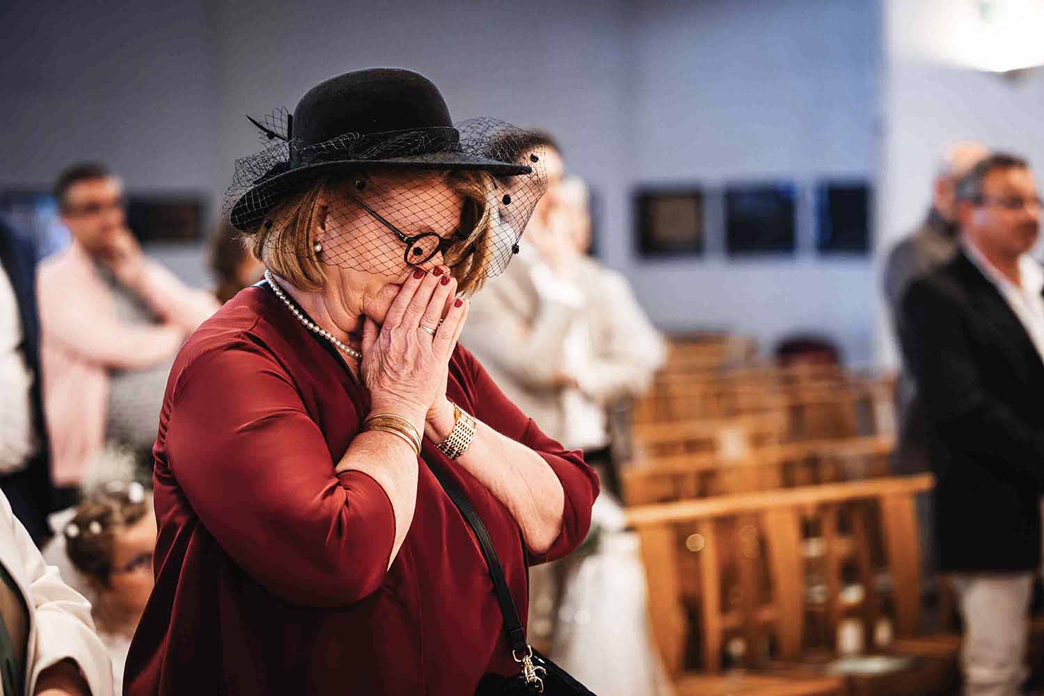 Émotion d’une invitée pendant la cérémonie Invitée émue pendant une cérémonie de mariage à Aix-en-Provence