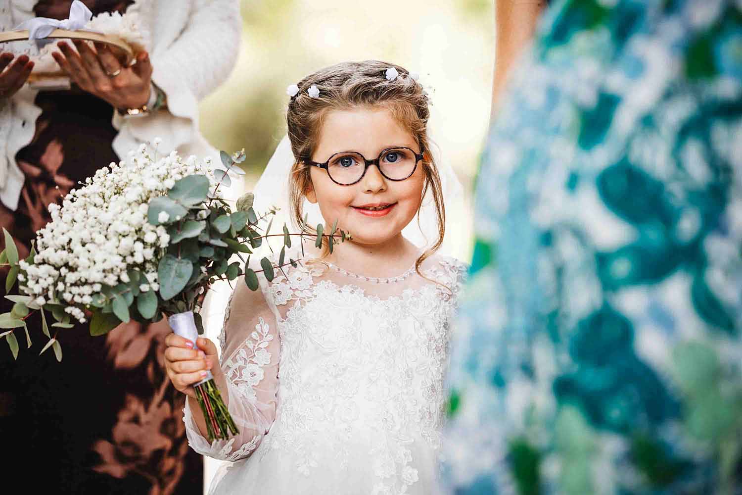 Enfant d’honneur avec bouquet de gypsophile Enfant d’honneur tenant un bouquet lors d’un mariage à Aix-en-Provence