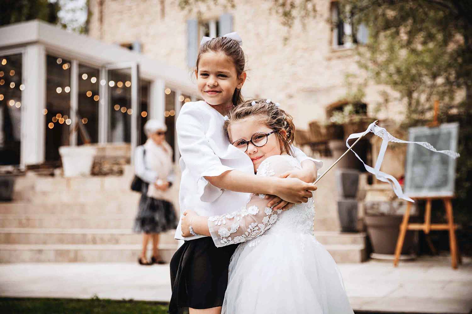Enfants d’honneur à la Bastide de Venelles Deux enfants d’honneur enlacées pendant un mariage à la Bastide de Venelles