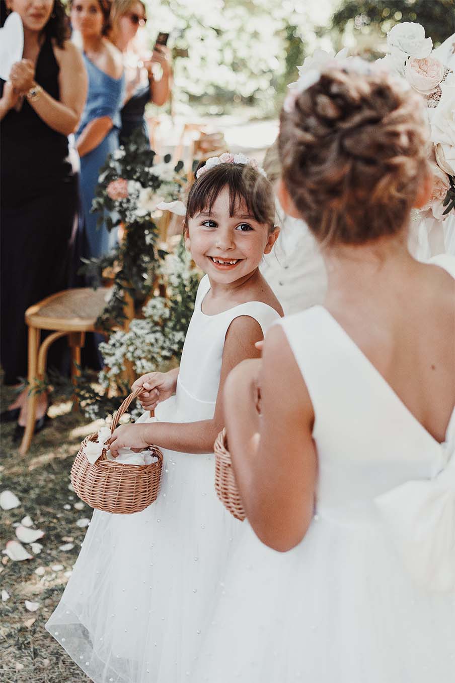 Enfants d’honneur avant la cérémonie laïque Deux enfants d’honneur avec des paniers avancent avant la cérémonie de mariage