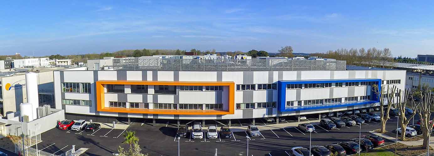 Laboratoire Phytocontrol après travaux à Nîmes Vue panoramique du laboratoire Phytocontrol terminé à Nîmes, avec les façades finalisées et le parking aménagé