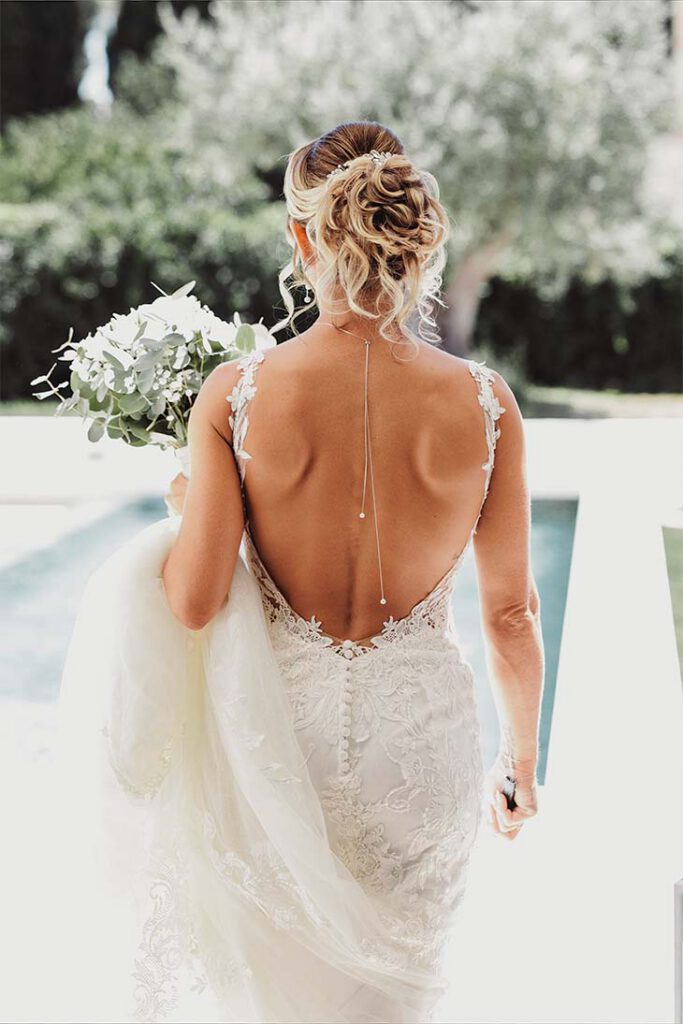 Portfolio mariage à Aix-en-Provence 6 La mariée de dos avec son bouquet