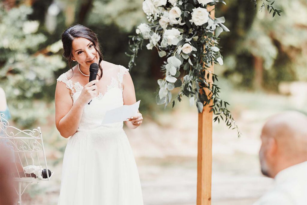 Portfolio mariage à Aix-en-Provence 12 La mariée lit un texte pendant la cérémonie