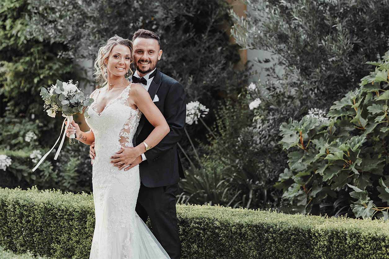 Couple de mariés dans un jardin en Provence pendant leur reportage de mariage
