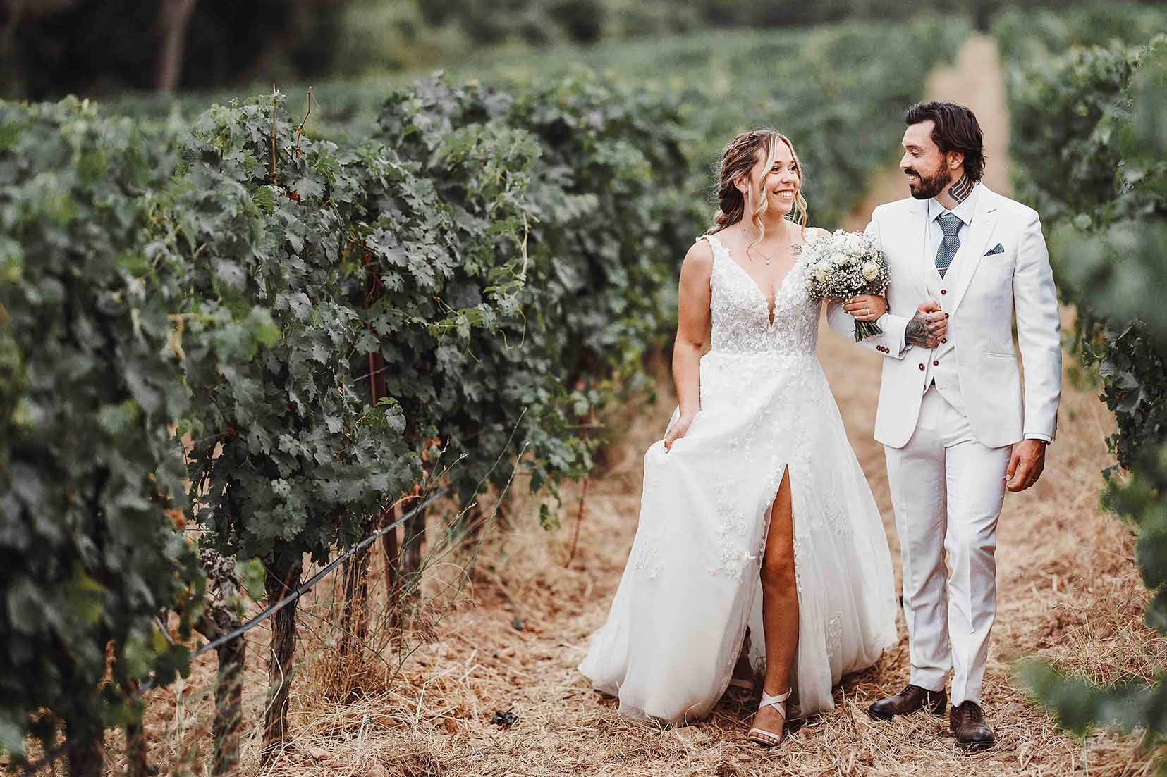 Photographe Vidéaste Aix en Provence | Picmediaprod 6 Couple de mariés marchant entre les vignes en Provence après la cérémonie