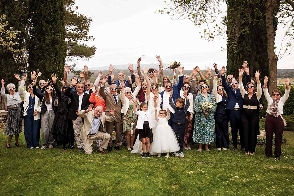 Photo de groupe à la Bastide de Venelles Photo de groupe joyeuse pendant un mariage à la Bastide de Venelles