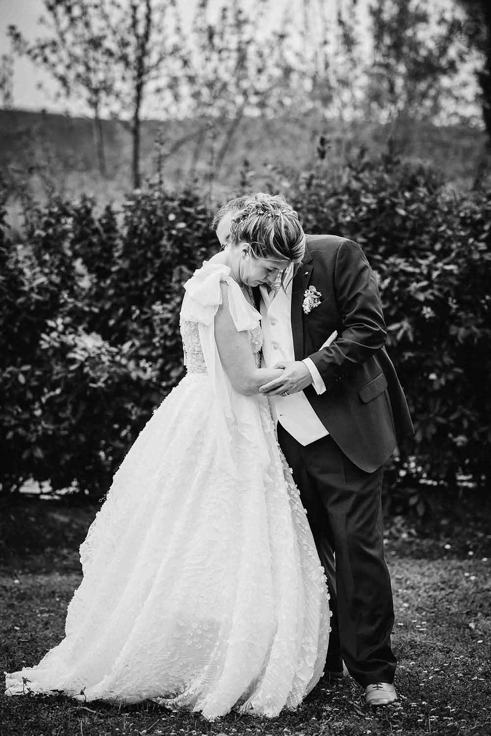 Portrait de couple en noir et blanc à Venelles Mariés enlacés en noir et blanc pendant leur séance couple à Venelles