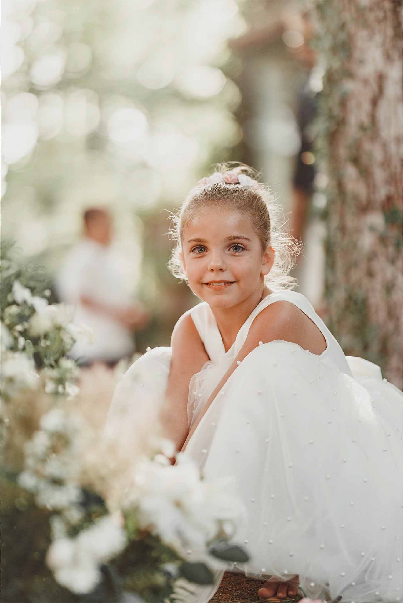 Portrait d’une enfant d’honneur pendant la cérémonie Portrait d’une enfant d’honneur assise près de la cérémonie de mariage