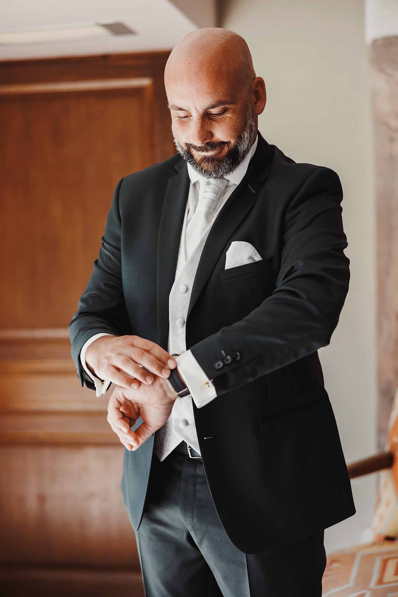Préparatifs du marié avant la cérémonie Le marié ajuste sa tenue pendant les préparatifs du mariage