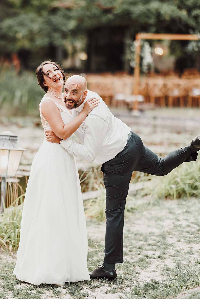 Séance couple après la cérémonie Les mariés posent ensemble au bord du bassin pendant la séance couple