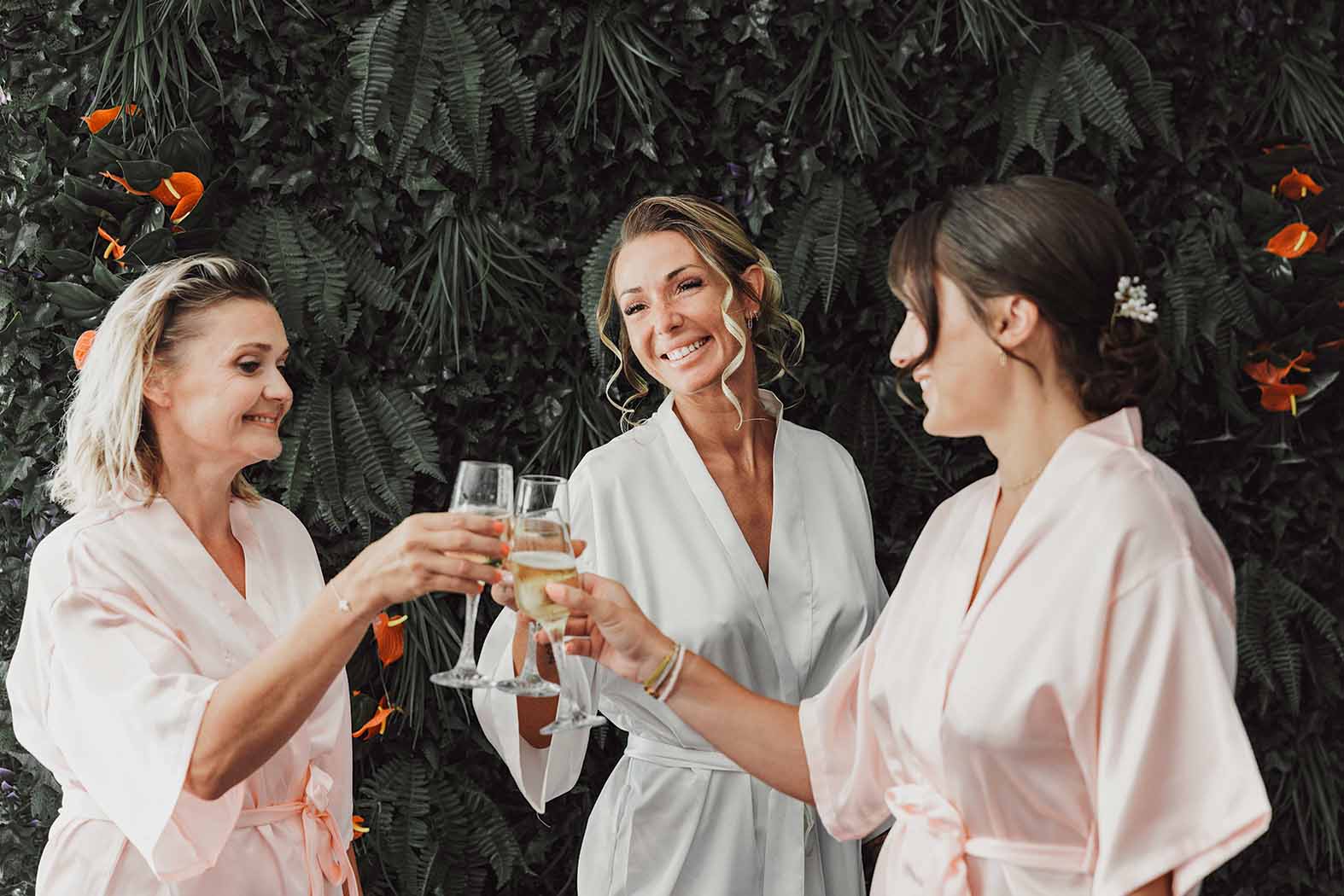 Toast pendant les préparatifs de la mariée La mariée trinque avec ses proches pendant les préparatifs avant la cérémonie
