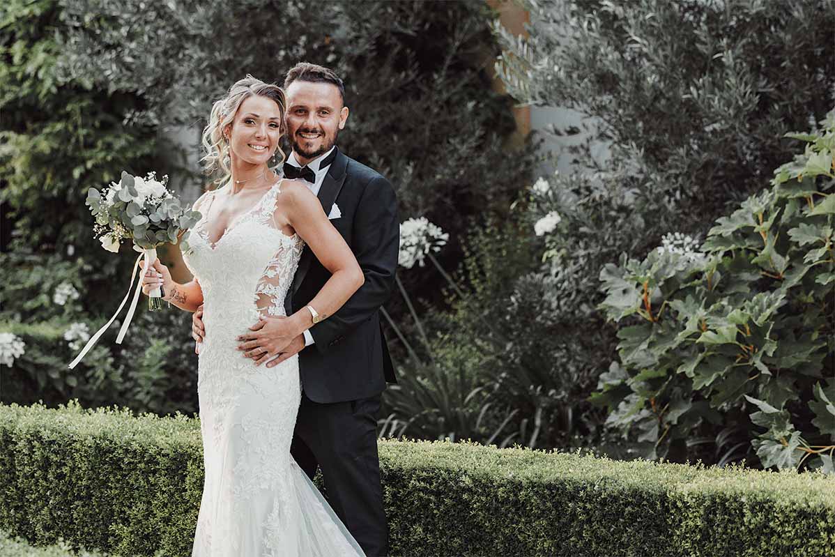 Teaser d’un mariage civil à Aix-en-Provence Les mariés posant en extérieur après leur mariage civil à Aix-en-Provence