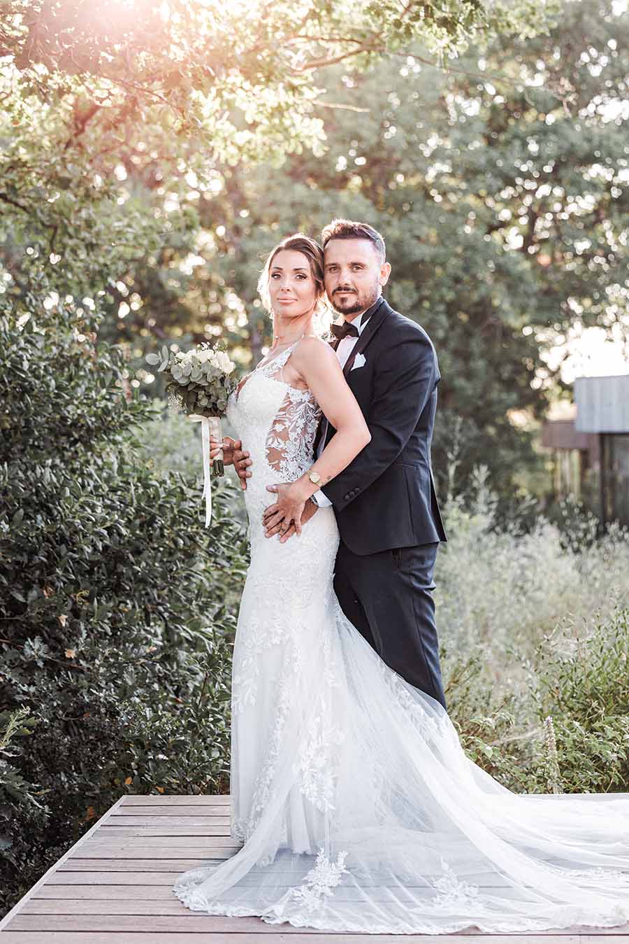 Portrait de couple après le mariage civil à Aix-en-Provence Portrait des mariés en extérieur après leur mariage civil à Aix-en-Provence.