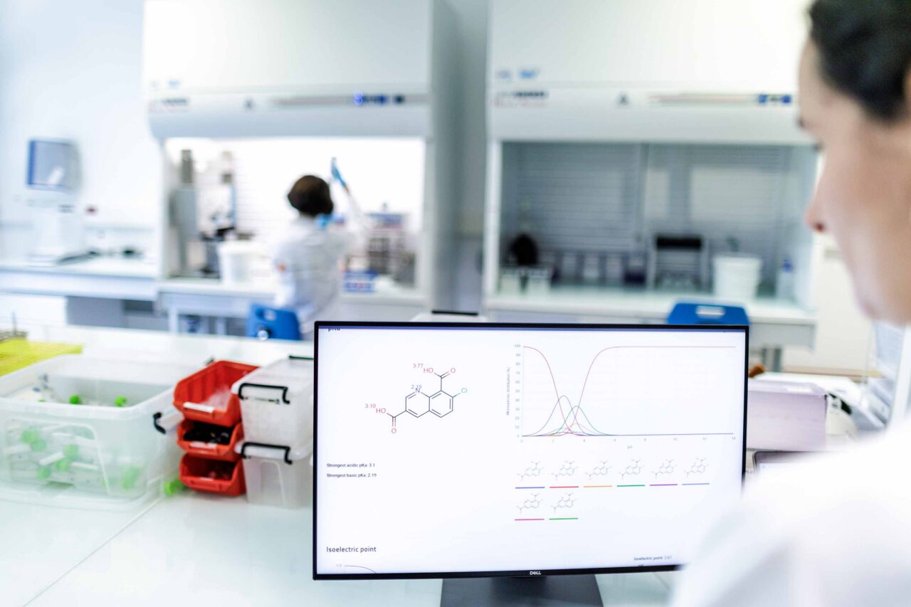 Reportage photo laboratoire Phytocontrol avec écran de données scientifiques