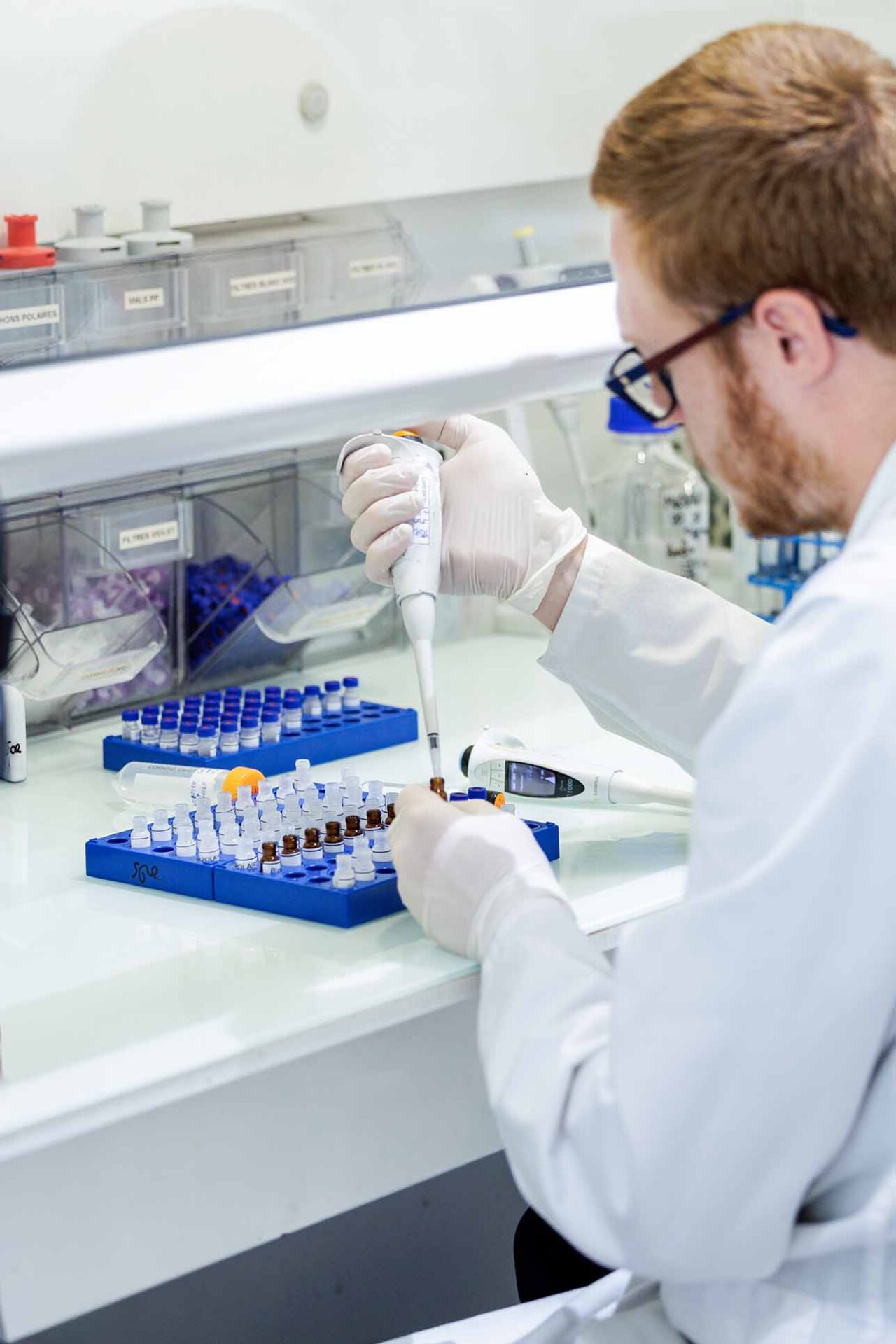 Reportage photo laboratoire Phytocontrol : analyse d’échantillons au poste technique
