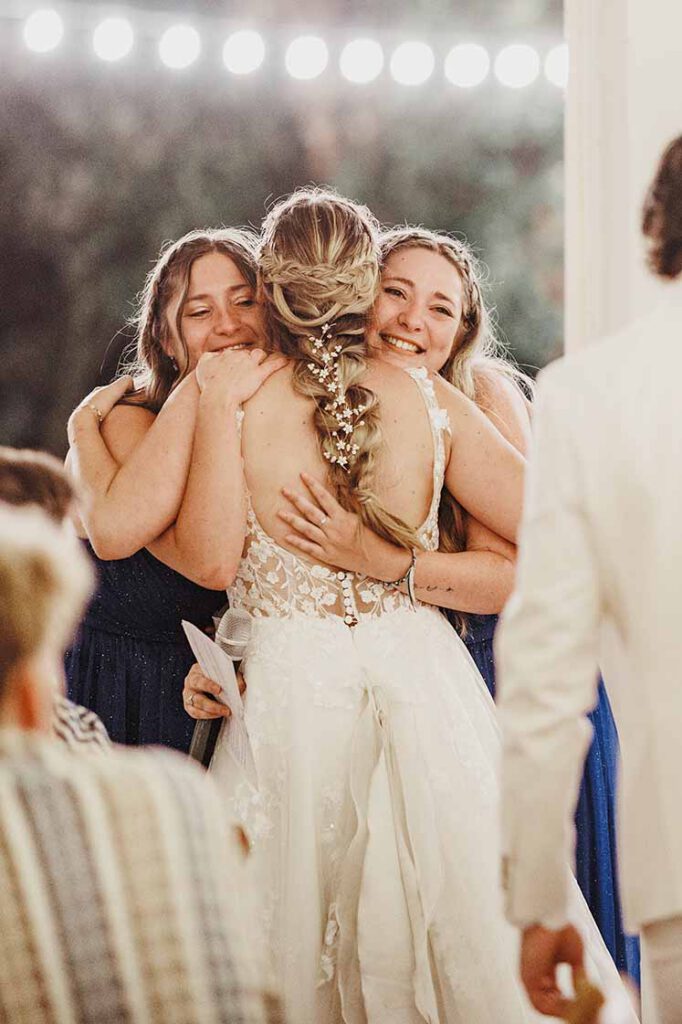 Portfolio mariage à Aix-en-Provence 15 Étreinte pendant la soirée de mariage