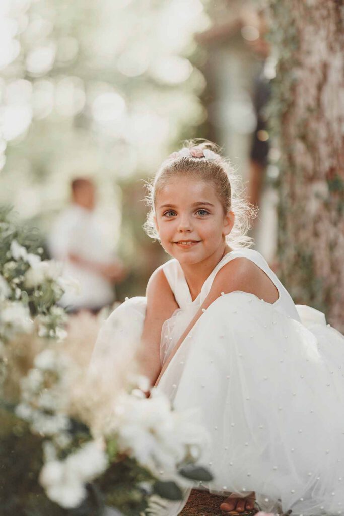 Portfolio mariage à Aix-en-Provence 8 Jeune invitée pendant la cérémonie