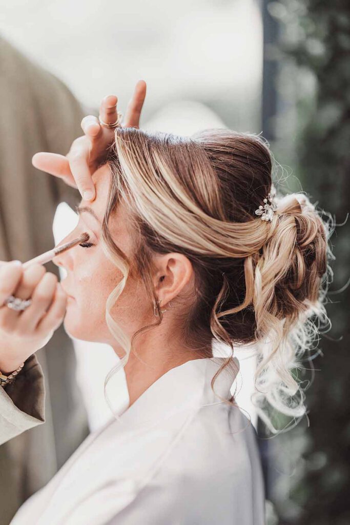 Portfolio mariage à Aix-en-Provence 3 Maquillage de la mariée pendant les préparatifs