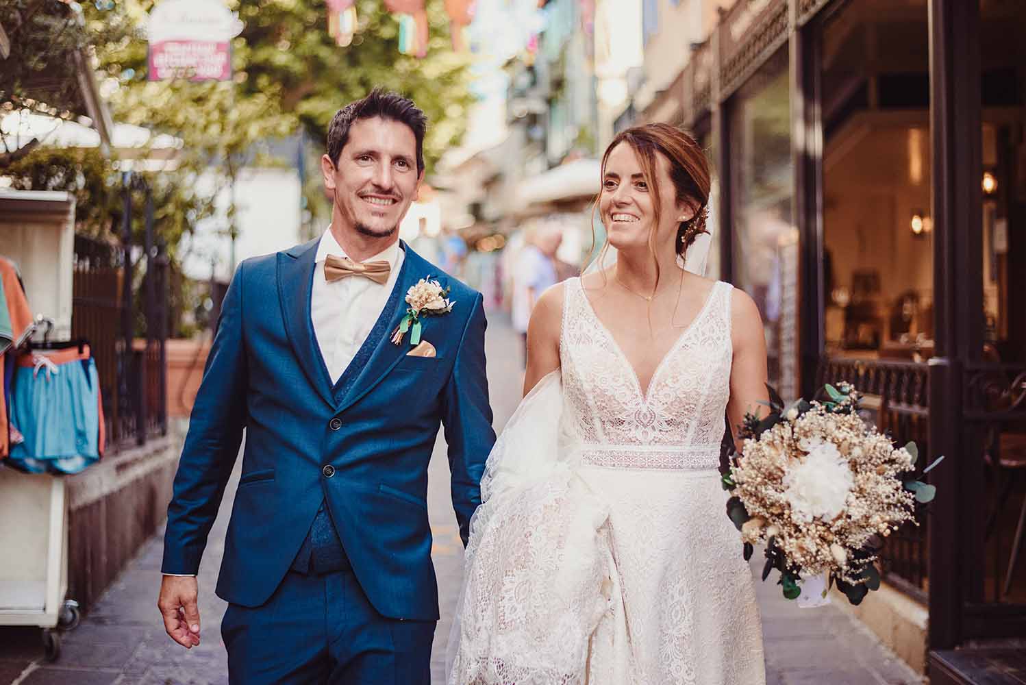 Mariés dans les rues après la cérémonie Couple de mariés marchant dans une rue après la cérémonie