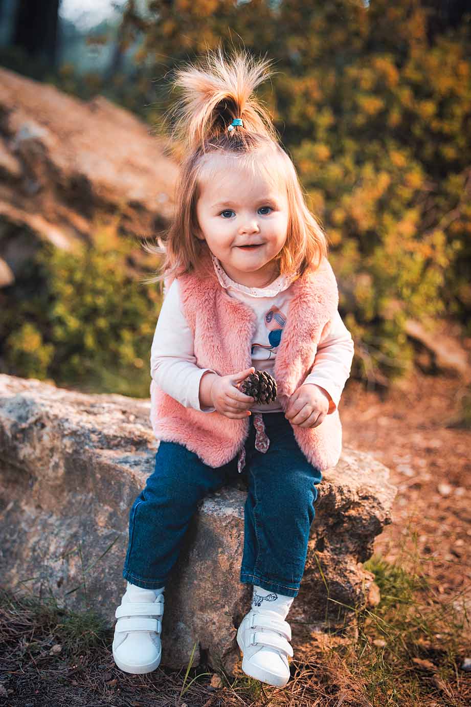 Portfolio - Nos réalisations photo & vidéo 11 Photographe famille Miramas : petite fille assise sur un rocher en pleine nature