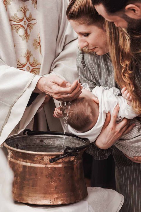 Moment de bénédiction pendant une cérémonie à l’église Sainte-Croix au Tholonet