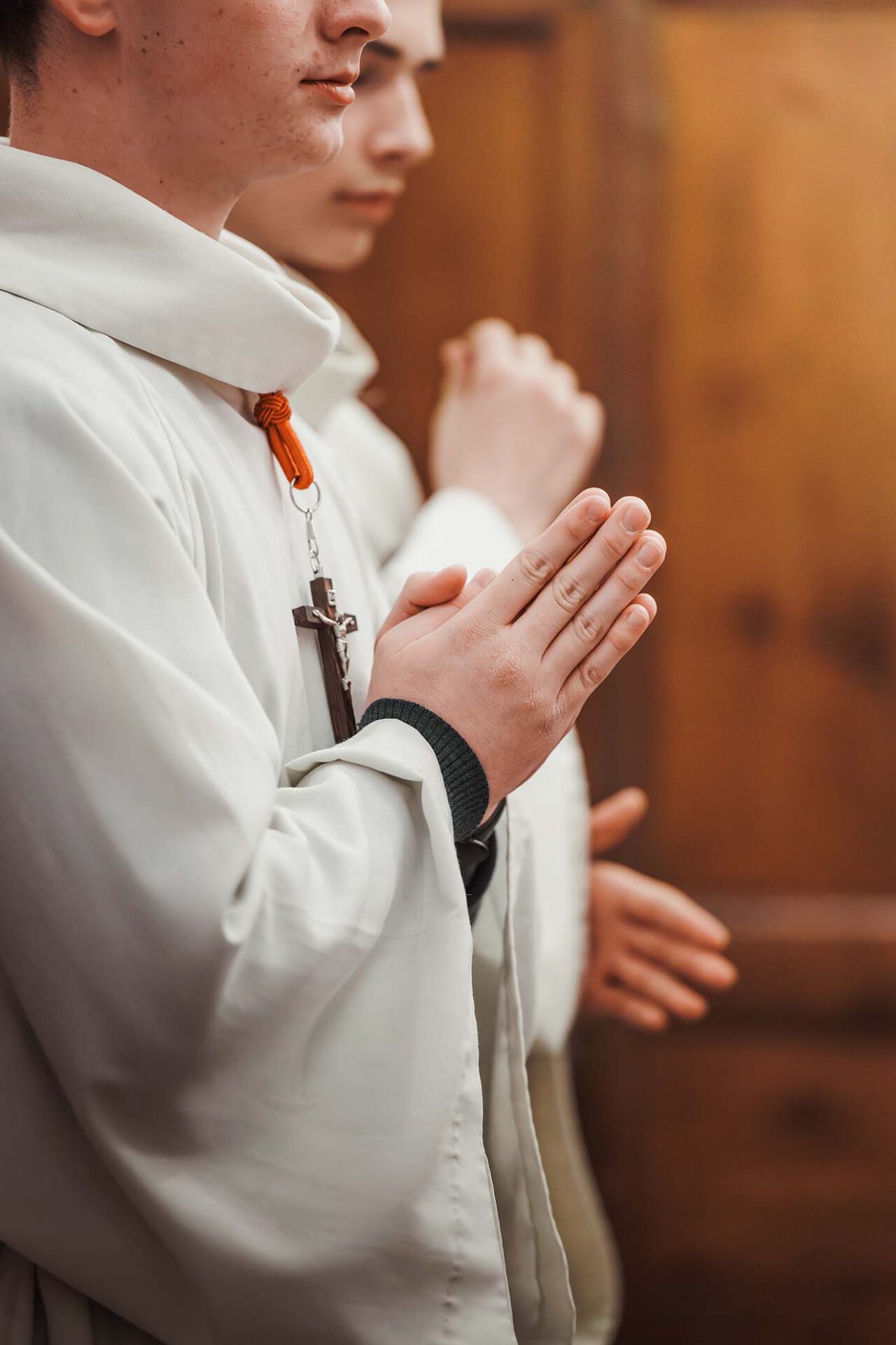 Photographe baptême Le Tholonet pendant un moment de prière à l’église Sainte-Croix