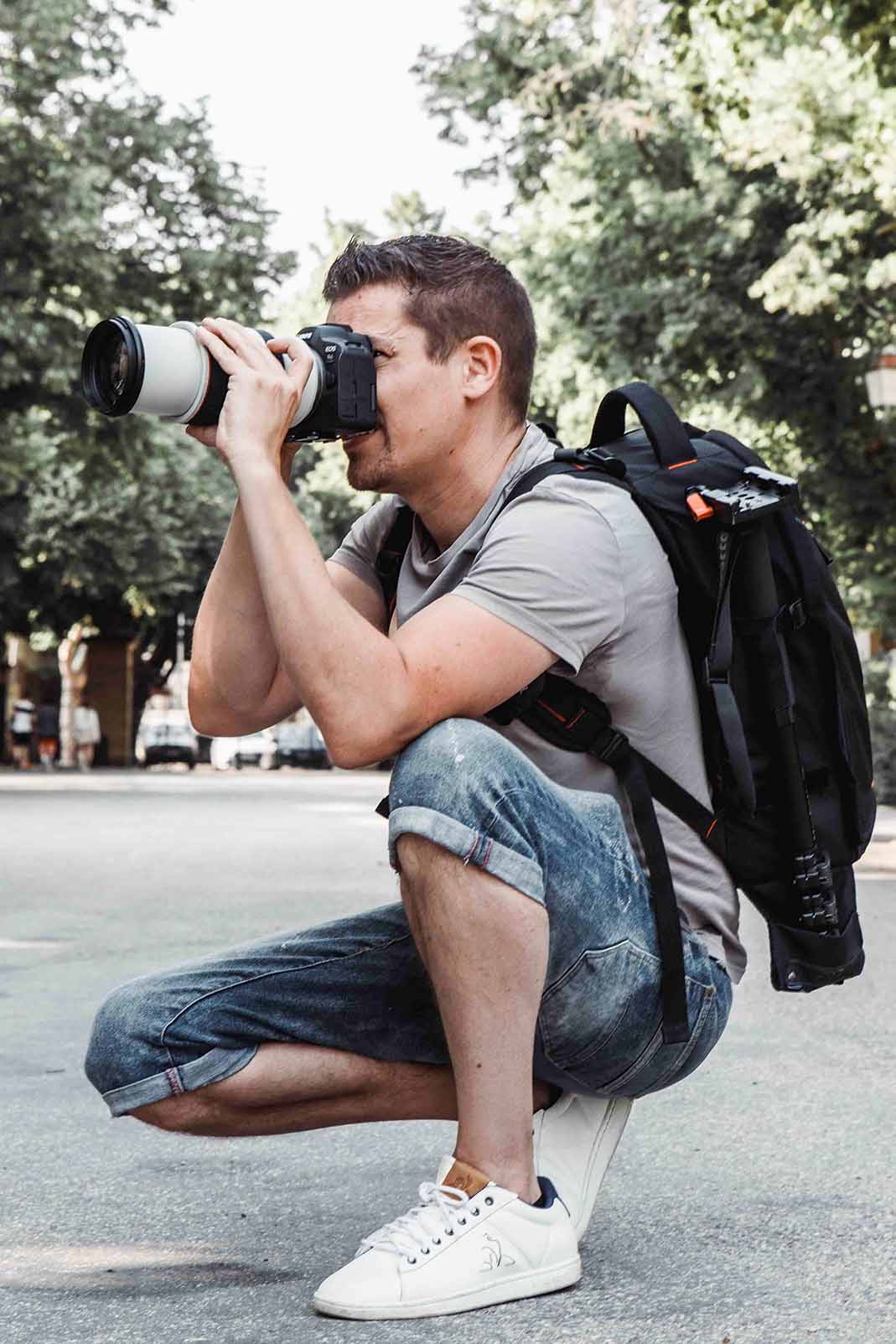 Photographe Aix en Provence | Particulier et Entreprise 1 Photographe en train de réaliser une prise de vue en extérieur à Aix-en-Provence