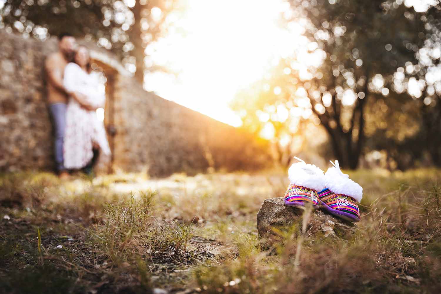 Détail des chaussons de bébé au coucher du soleil